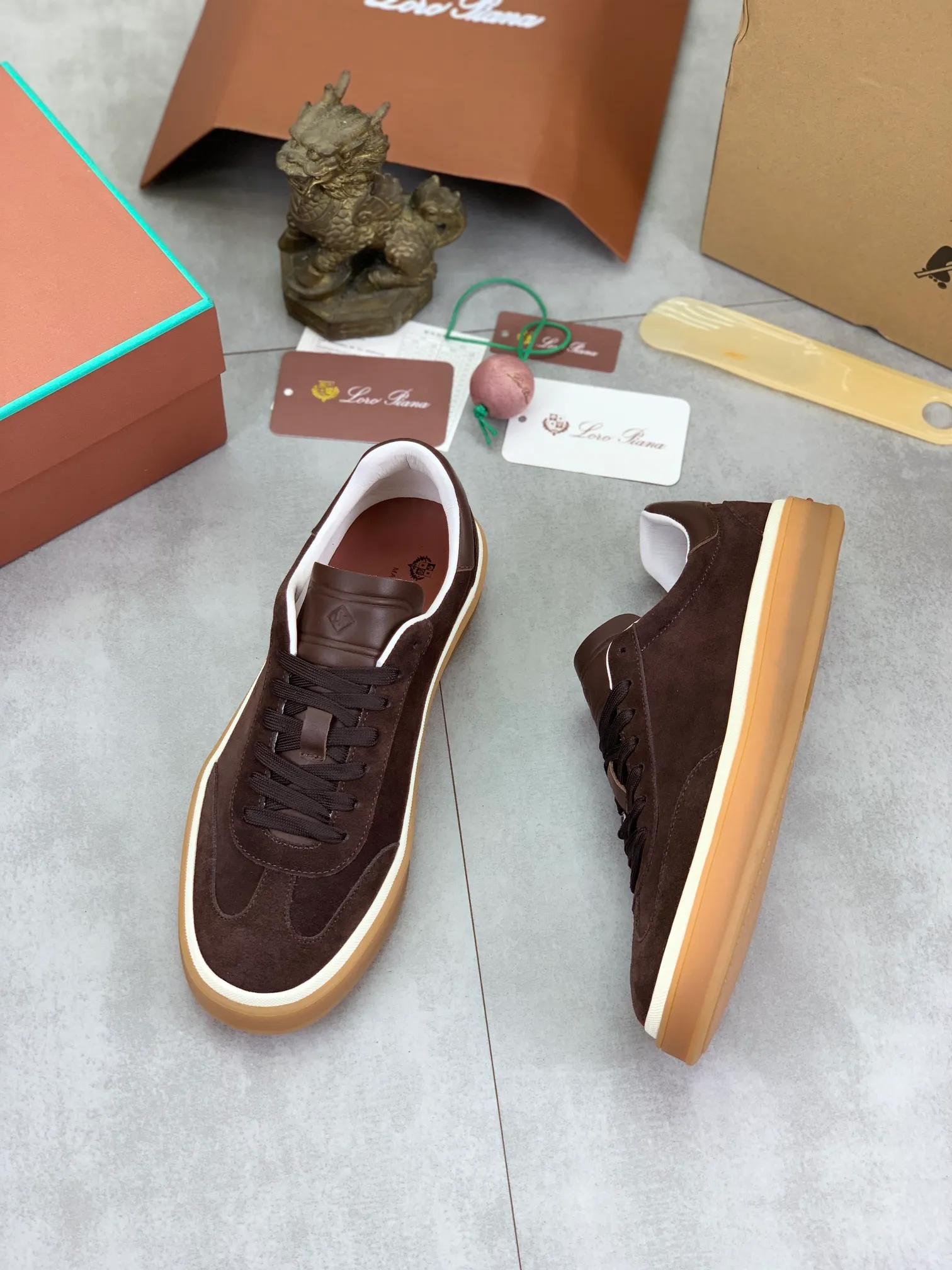 Men's Men's Shoes 💰P540 New 💰High Quality Loro Piana 💯Top Authentic Grade💯Buy the original 1:1 copy💯 Founded the existing Loro Piana company on April 24, 1924. It is now the sixth generation of family business, providing top quality products to customers who are discerning in taste and quality. Imported original fabrics, made of plain calfskin lining. Hand-sewn threads with cowhide feet. Original packaging. Size: 38-45. 7⃣️ colors available.